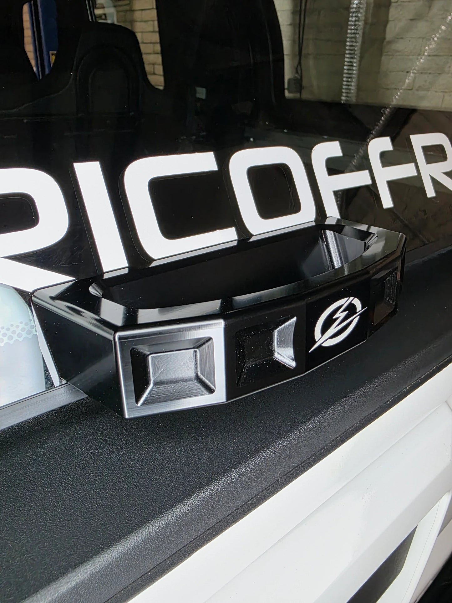 Black bumper with 'Elektric' branding on a vehicle