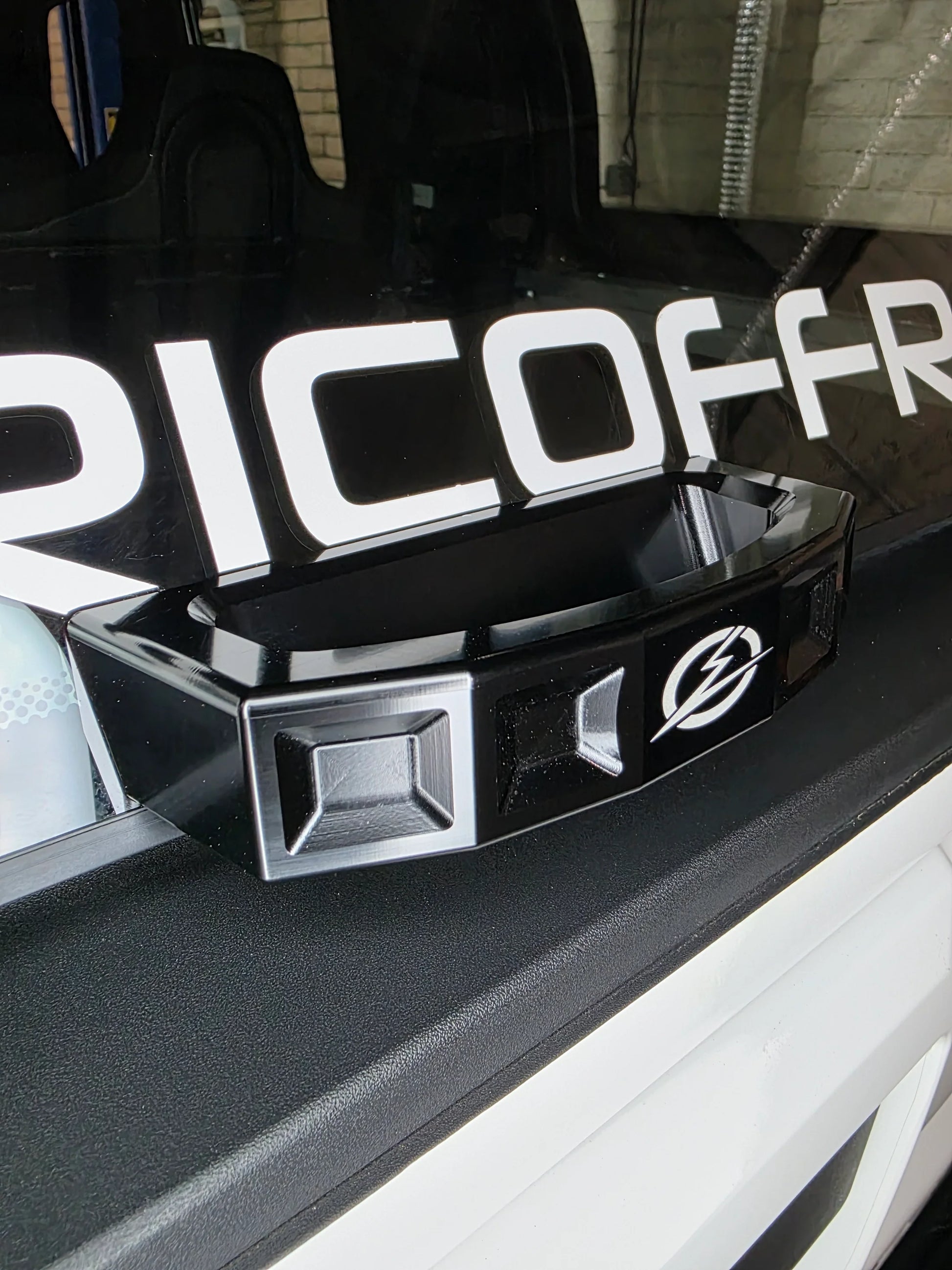 Black bumper with 'Elektric' branding on a vehicle
